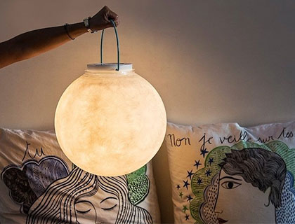 手提月亮,随身带著走!义大利 Luna Take Away 月球灯